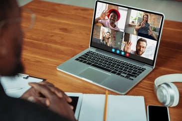 A woman on a call with her high-performing virtual team while remote working. 