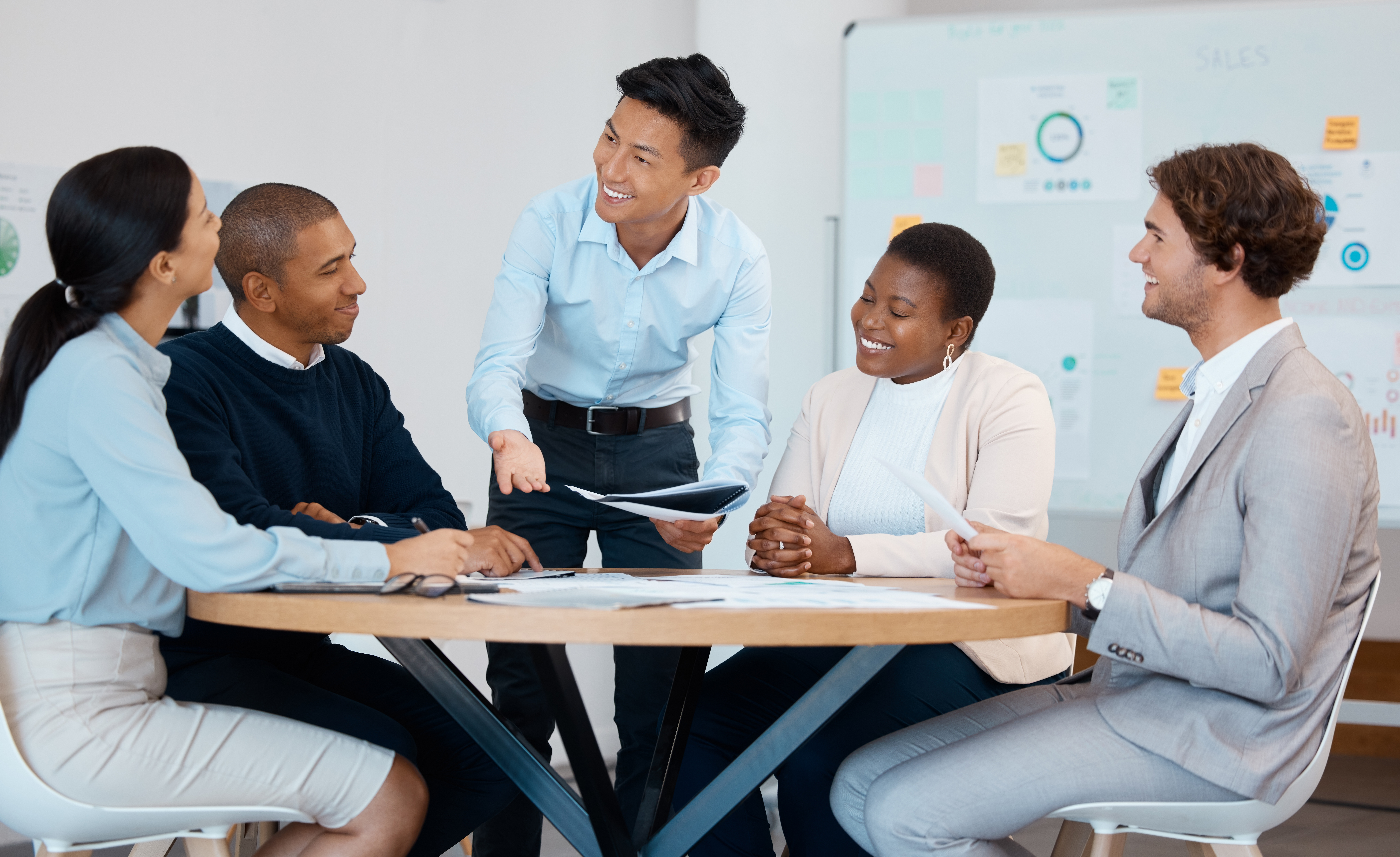 Manager analysing AI dashboard demonstrating modern leadership in technology-driven workplace.