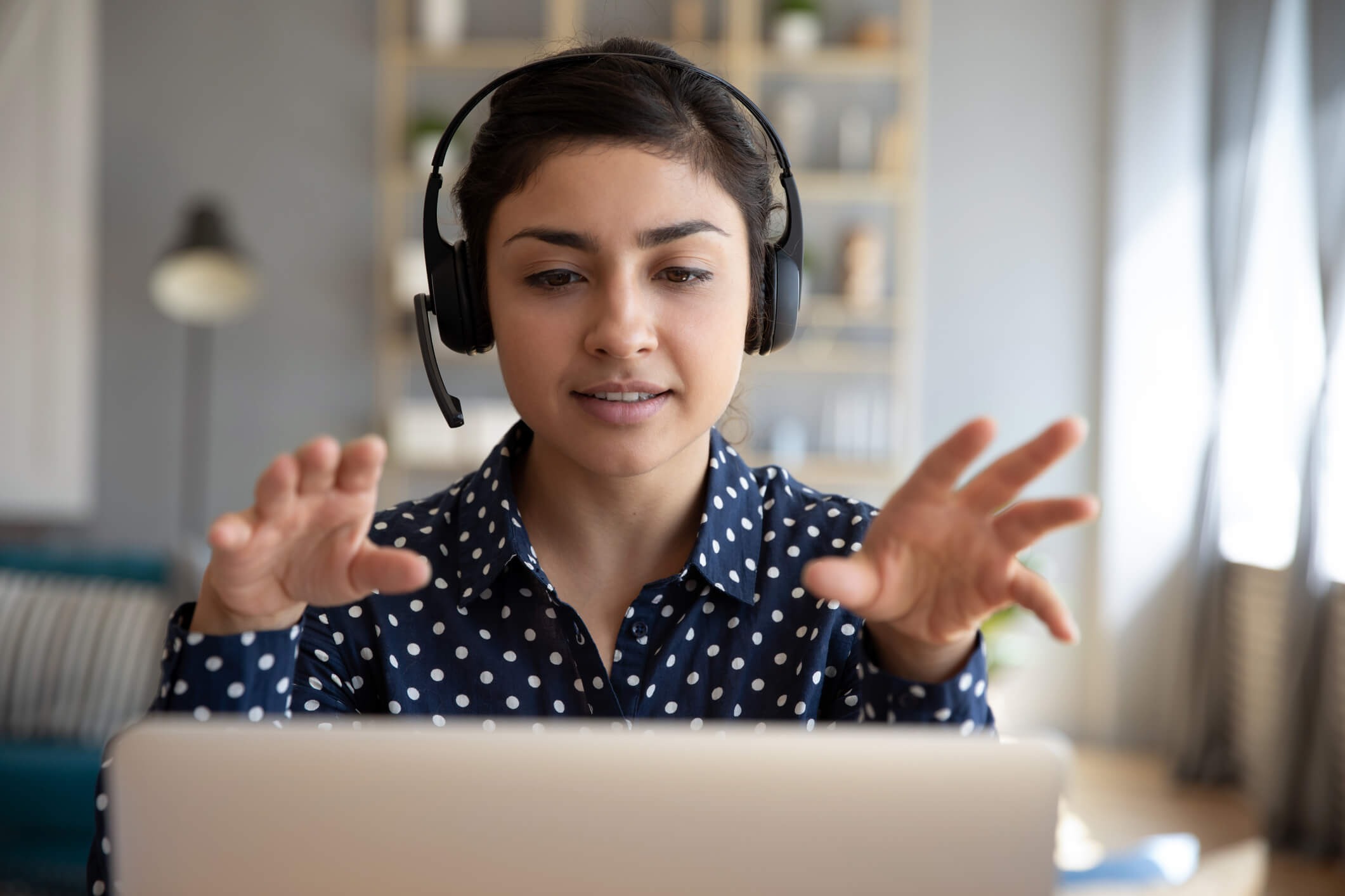 woman going through virtual training_11zon